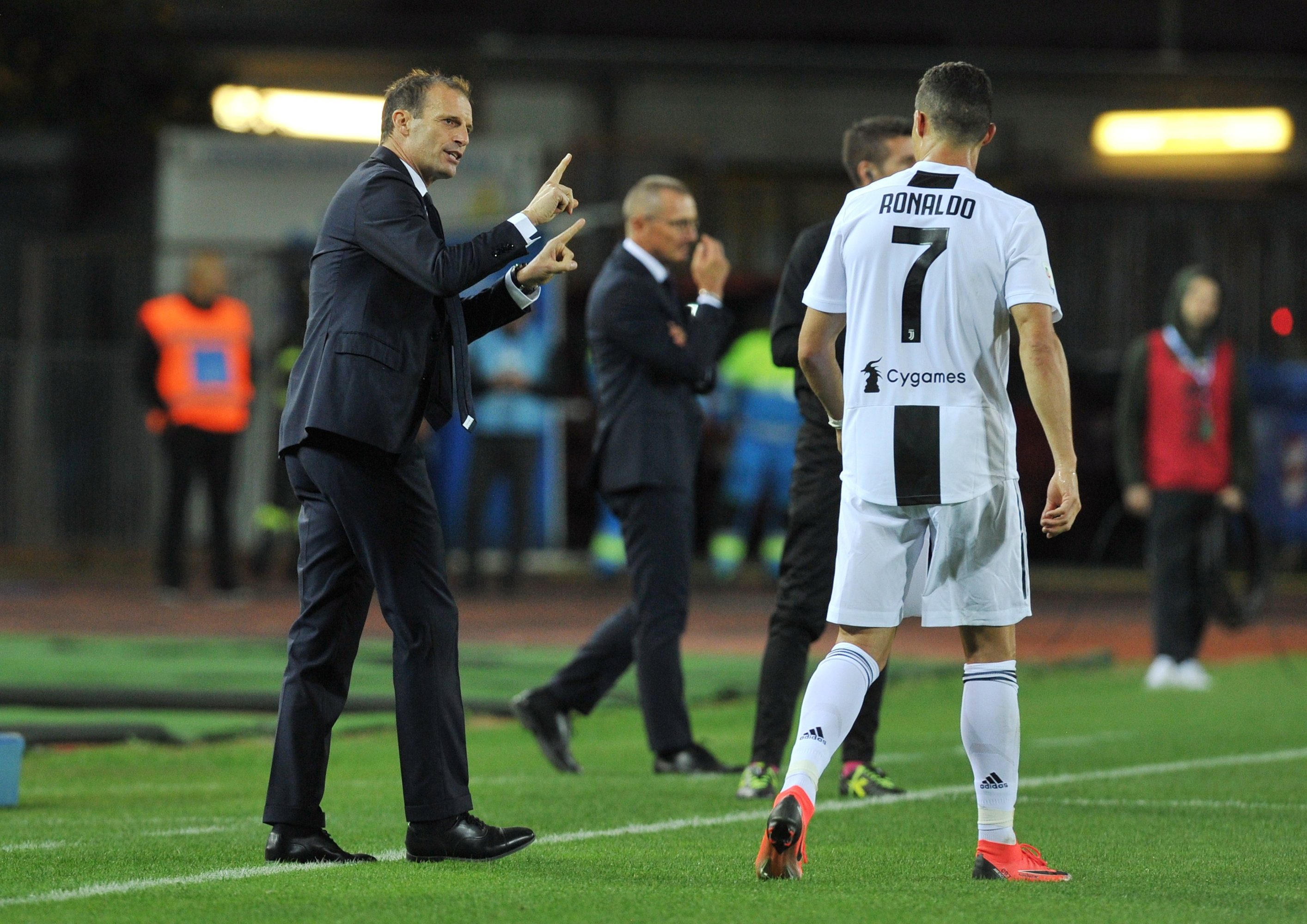 هل اندلعت أولى «الأزمات» بين رونالدو وأليغري؟ مدرب يوفنتوس يحرم النجم البرتغالي من هوايته المفضلة