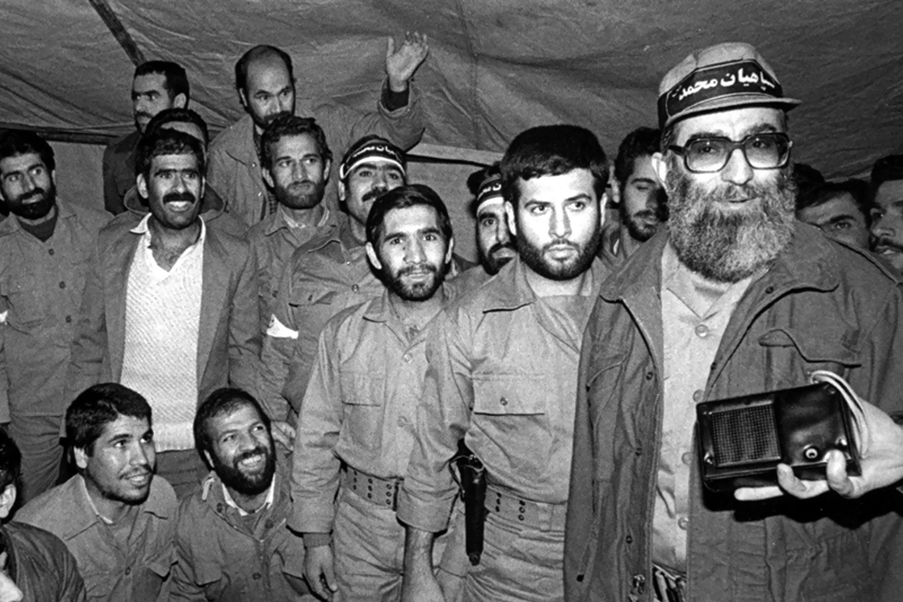 مرشد الثورة الإيرانية الحالي علي حامنئي بالزي العسكري خلال الحرب العراقية الإيرانية/wikimedia