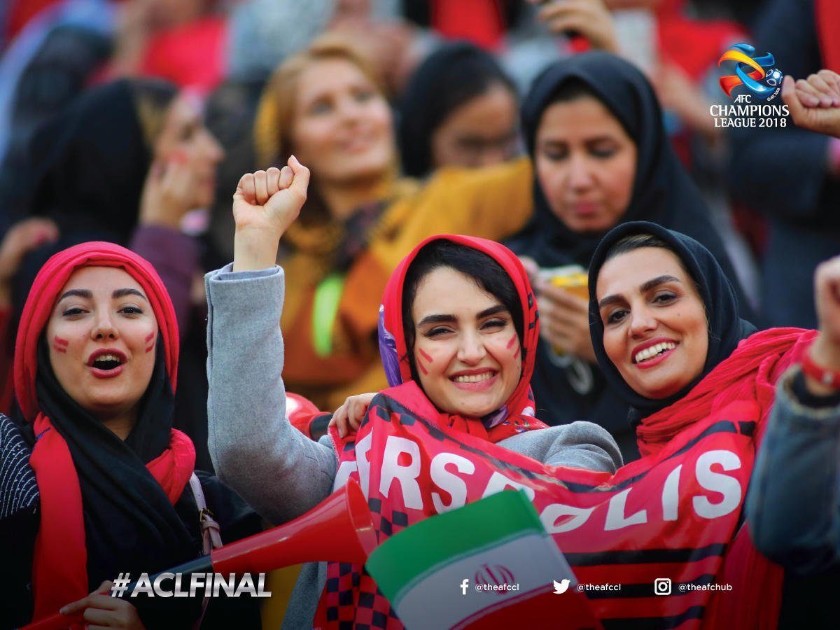 النساء في إيران يدخلن الملعب في خطوة نادرة