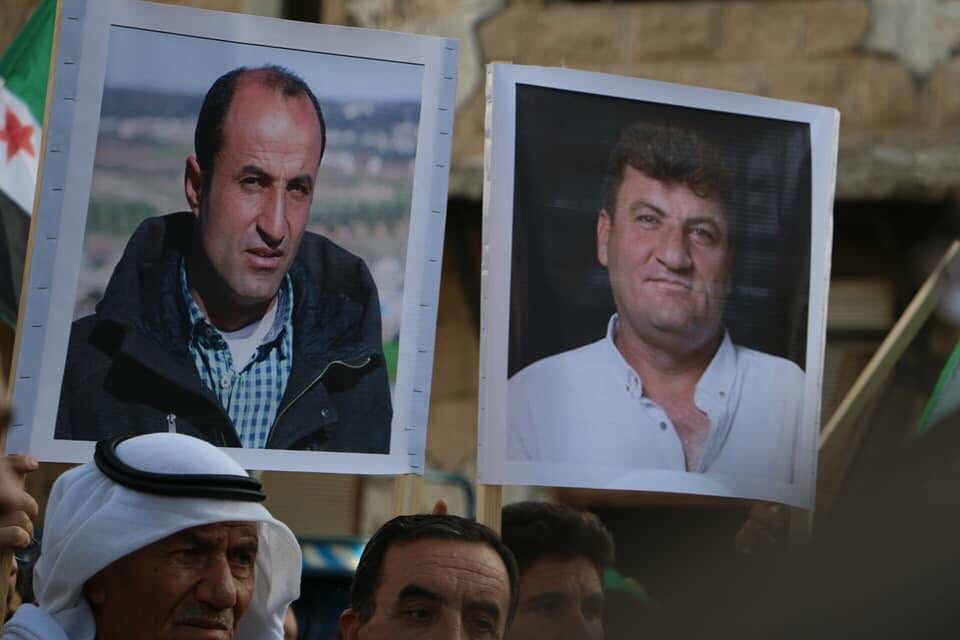 الناشطين الإعلاميين رائد فارس وحمود جنيد، الذين تم اغتيالهما في مدينة كفرنبل بريف إدلب، قبل أيام (مواقع تواصل)