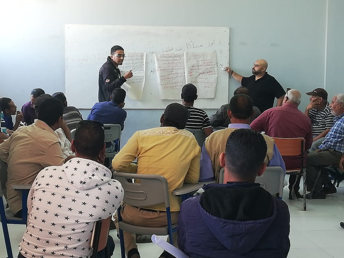سائقوا الحافلات ومدرسون خلال الدورة التدريبية / عربي بوست