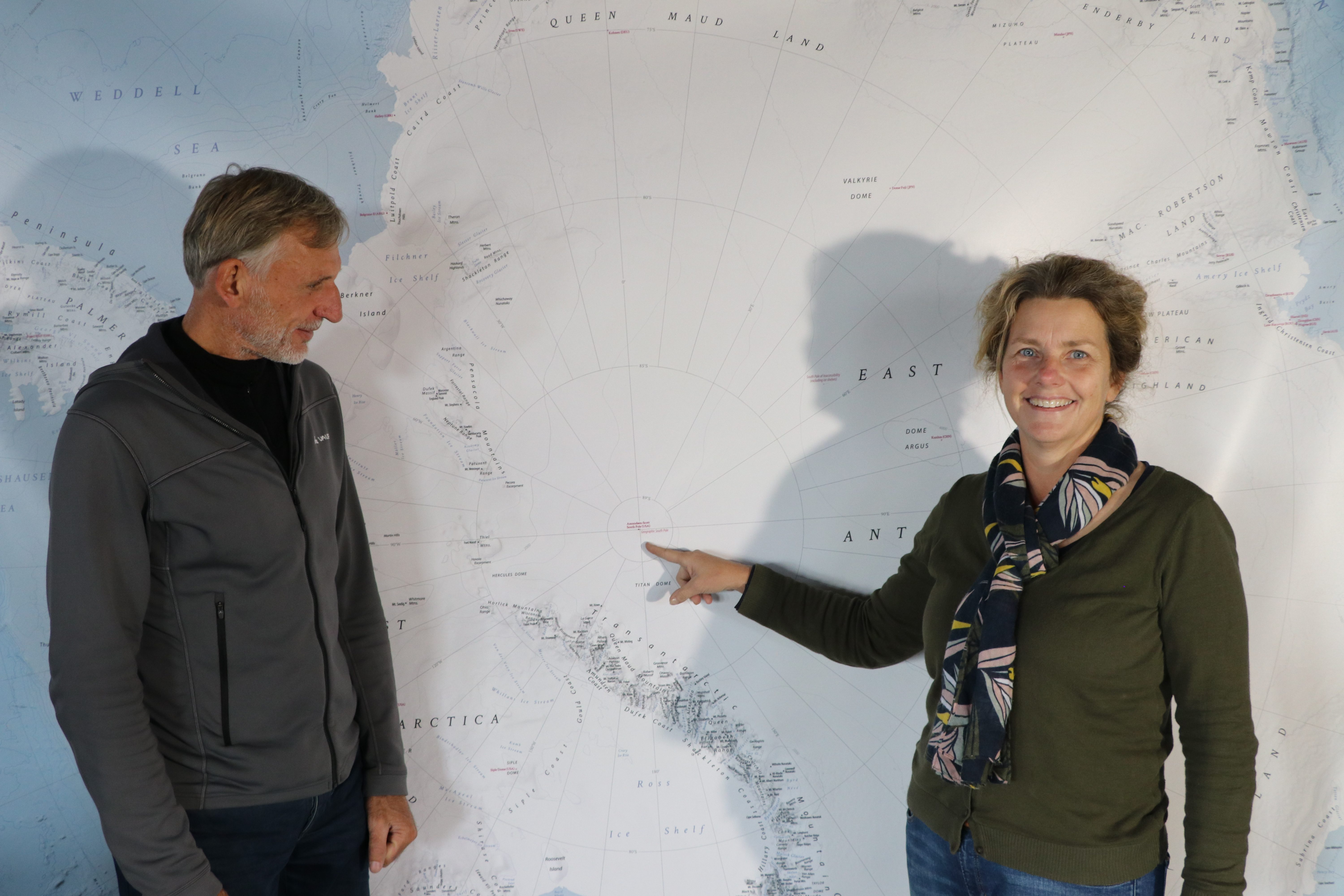 رحلة خطيرة للقطب المتجمد الجنوبي عبر مركبة بلاستيكية مصنوعة من أكياس النفايات والقمامة