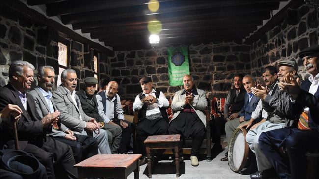 الحكواتية الجوَّالون في ديار بكر.. الصوت الحزين الذي حافظ على التاريخ الكردي