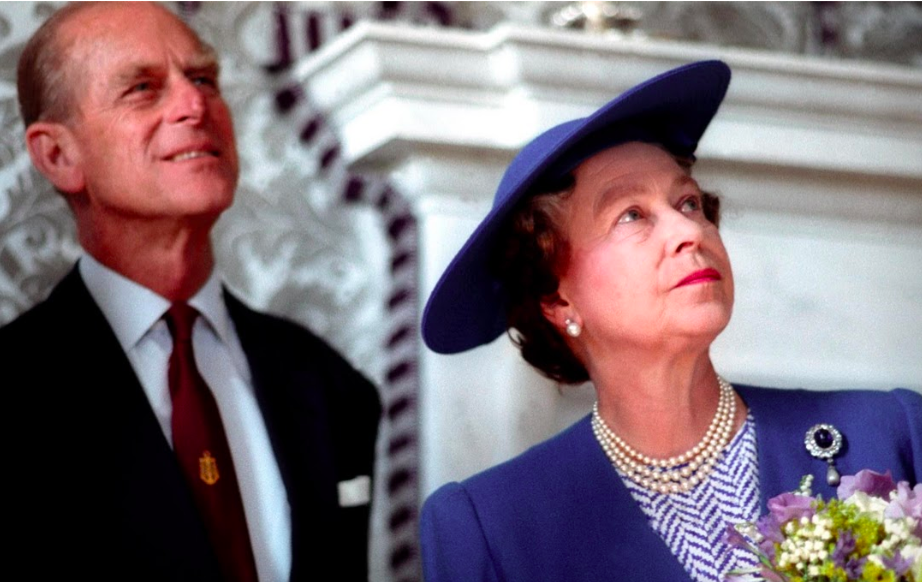  الملكة ودوق إدنبره يتفقدان غرفة النوم المُسترَدَّة بالمتحف البحري الوطني