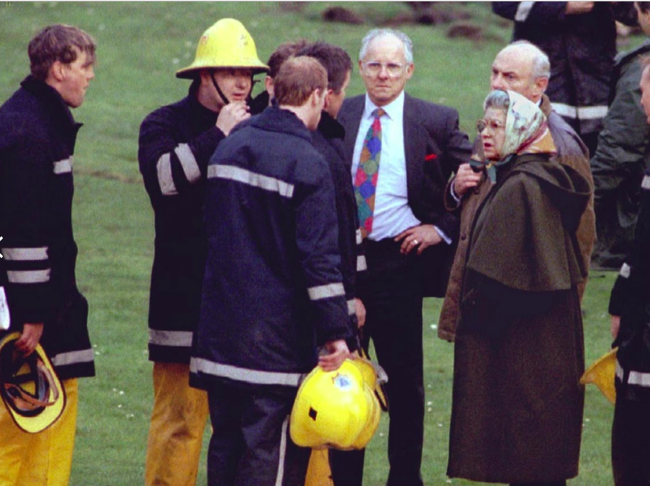 الملكة تشاهد احتراق قلعة ويندسور