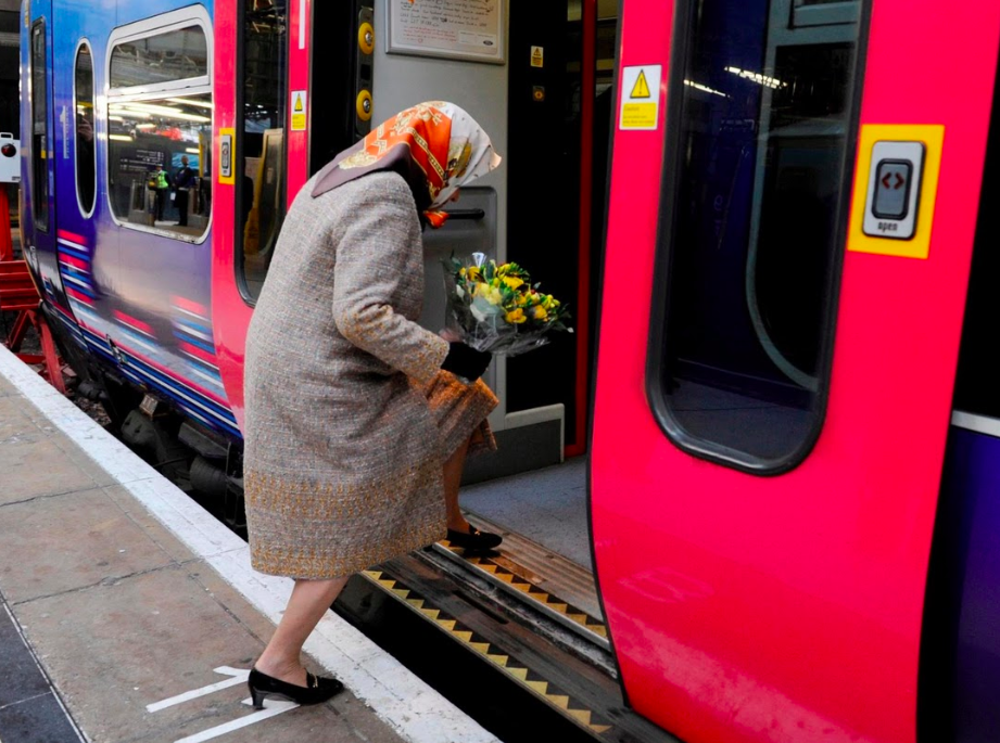 الملكة تغادر بعد حضورها إحياء ذكرى ضحايا حرب العراق بكاتدرائية سان بول، إيذاناً بانتهاء العمليات القتالية في العراق