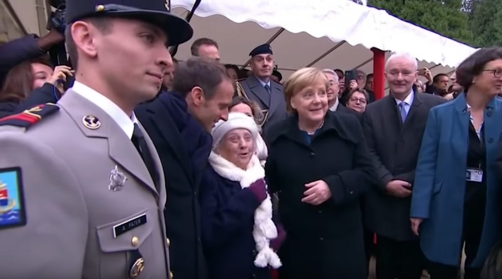 لقاء ميركل و ماكرون مع سيدة فرنسية عمرها 101 عام سألتها هل أنت السيدة ماكرون ؟ وذلك على هامش إحياء مئوية الحرب العالمية الأولى