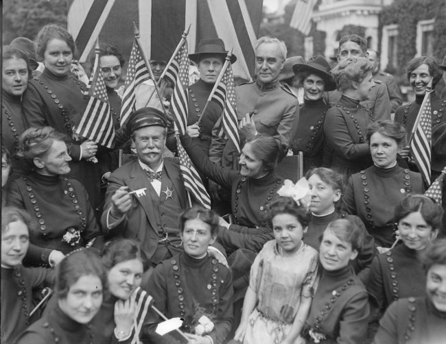 وزَّع عملات ذهبية وأجباناً عملاقة.. قصة صعود إمبراطور شاي ليبتون الذي كان «أعظم خاسرٍ في العالم»