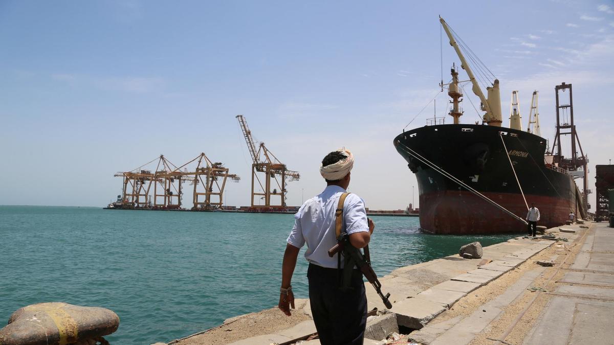 المدنيون يُقتلون أو يهربون أو مُحاصرون في منازلهم.. New York Times: اليمن قد يتحول إلى فيتنام أخرى