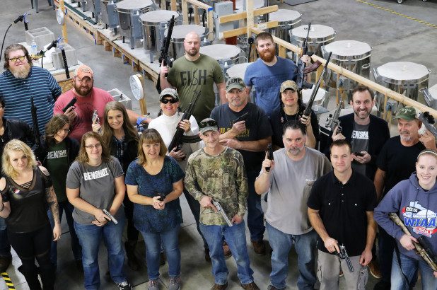 يُهدي جميع موظفيه أسلحة