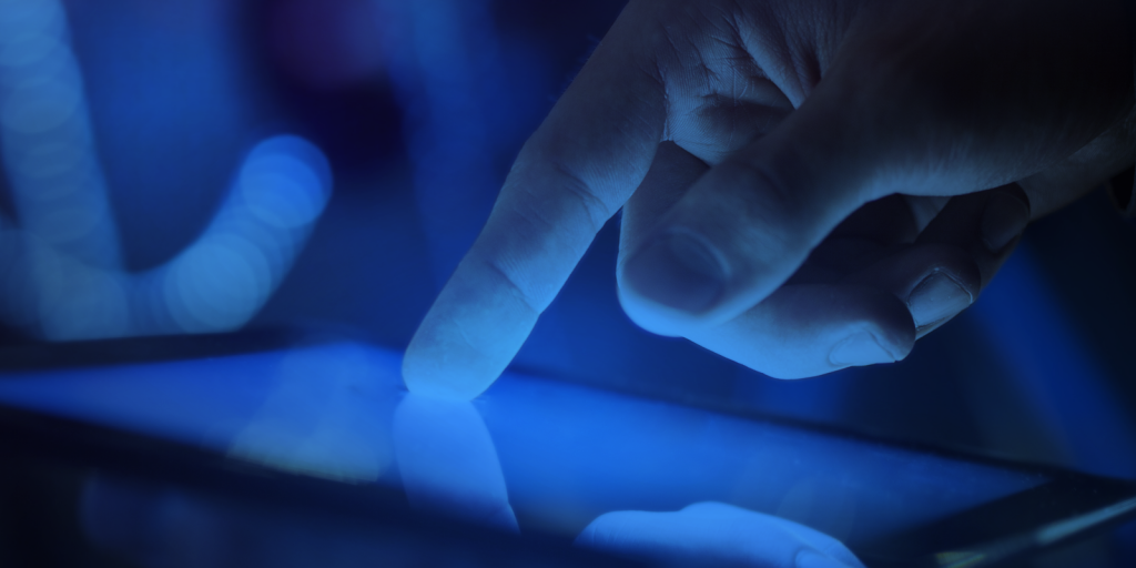 التعرض الطويل للضوء الأزرق يمكن أن يتسبب بالعمى / شبكات اجتماعية