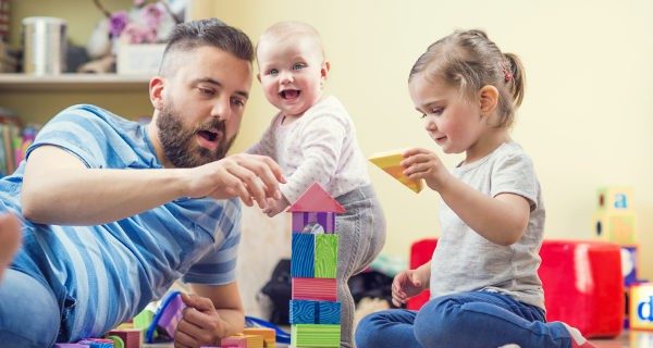 جمعية آباء من أجل الأبناء تشجع الآباء لتحسين علاقتهم بأطفالهم (شبكات اجتماعي)