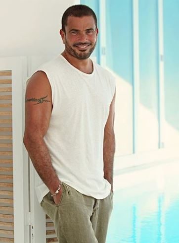 عمرو دياب يلبي طلب شاب من ذوي الاحتياجات الخاصة في حفله، والجمهور يحييه