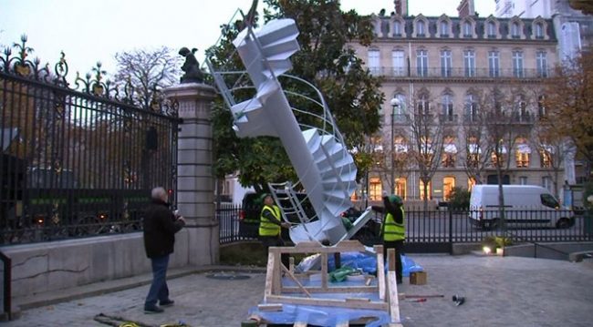 بَيع جزء من سلالم برج إيفل في مزاد علني