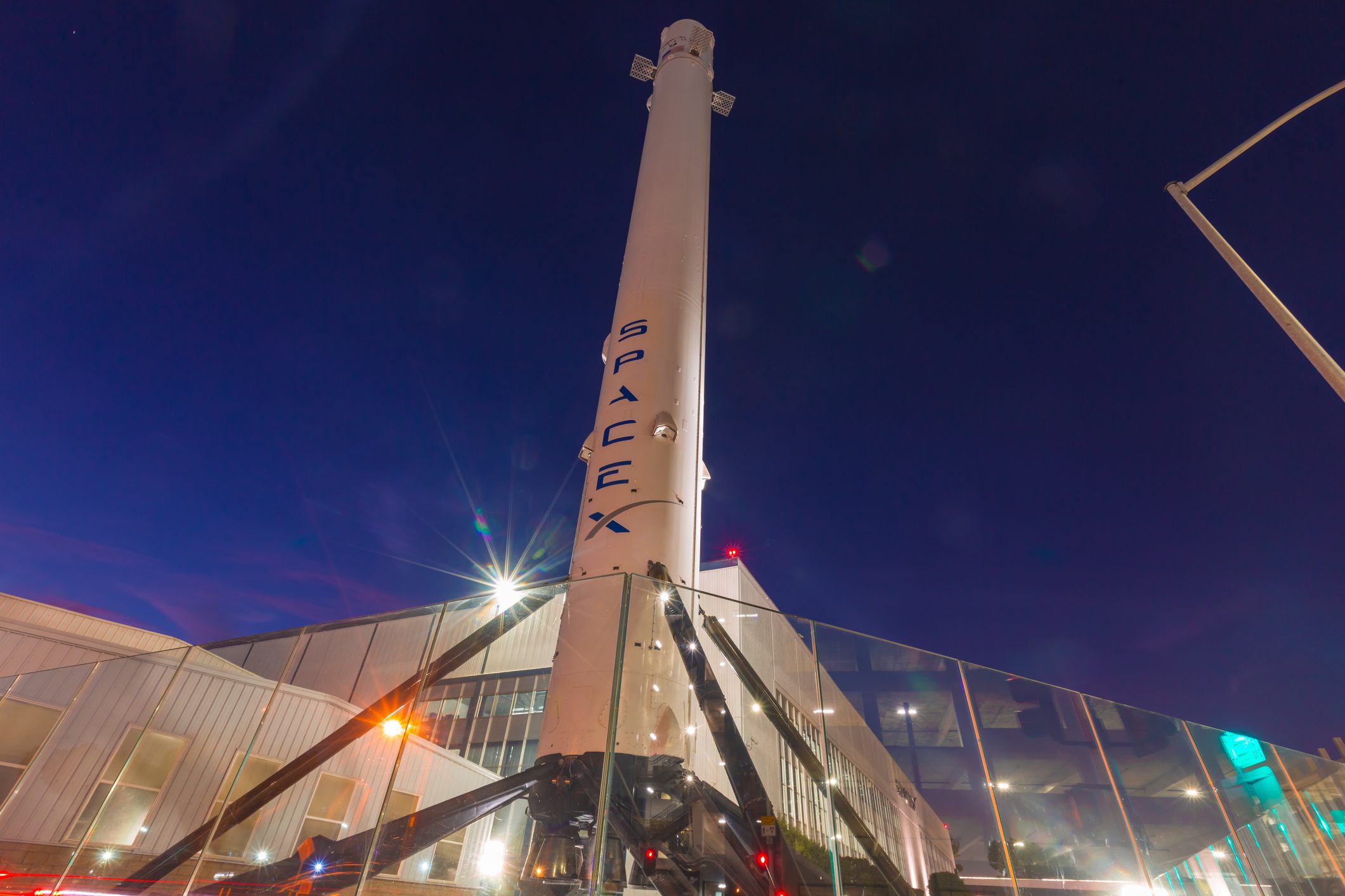 تبدو SpaceX الأقرب للفوز
