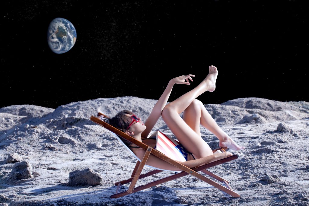 سياحة الفضاء لم تعد ضرباً من الخيال، فهناك عروض حقيقية تقدمها شركات كبيرة (iStock)