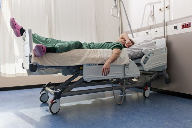 ترهقهم ساعات العمل وتجدهم أكثر ميلاً للانتحار.. 10 أسباب لضرورة تدريب الأطباء على الذكاء العاطفي للتعامل مع ضغوط المهنة