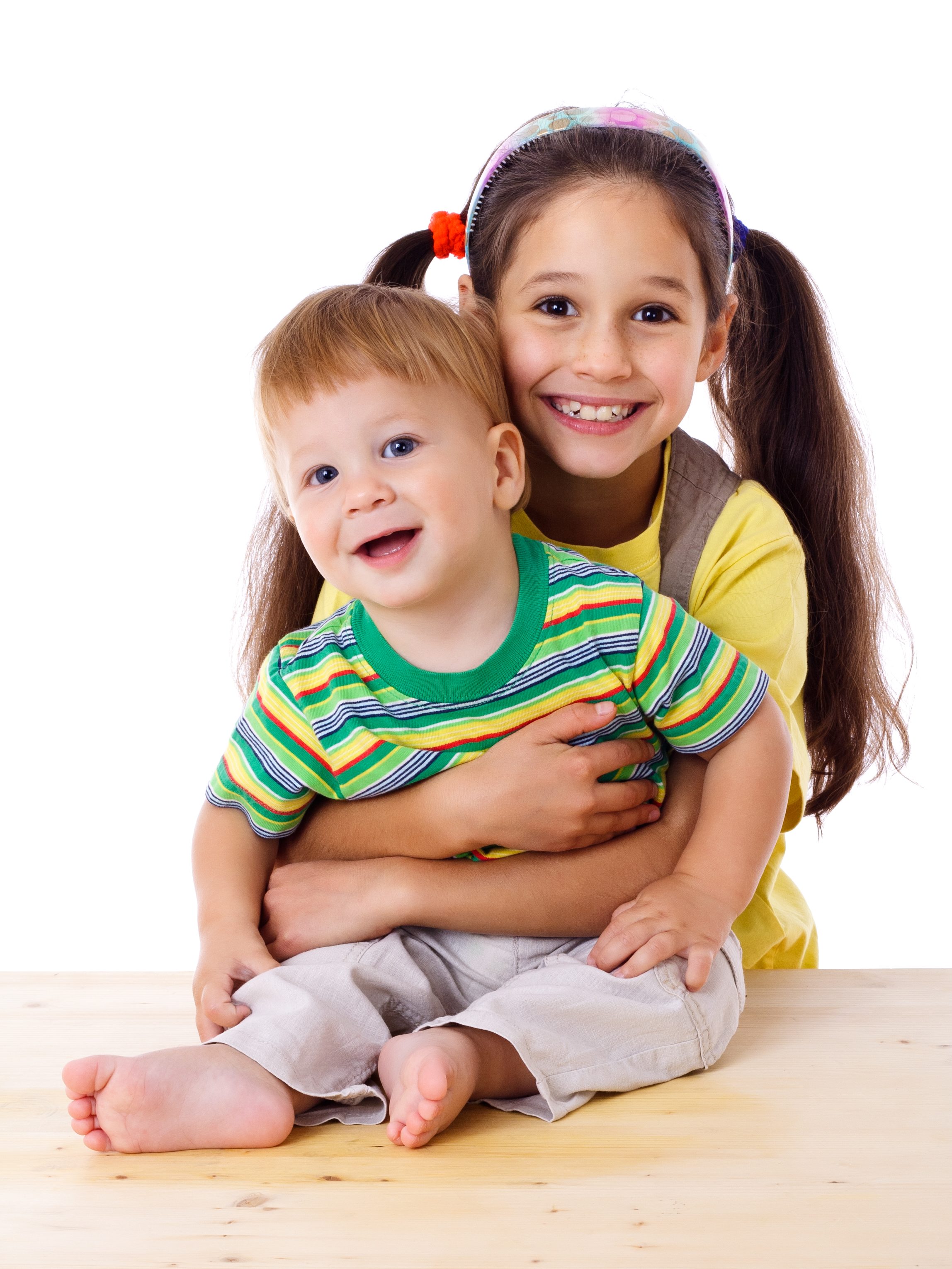 تتحمل الابنة الكبرى تدريجياً مسؤولية أخيها الأصغر/ISTOCK