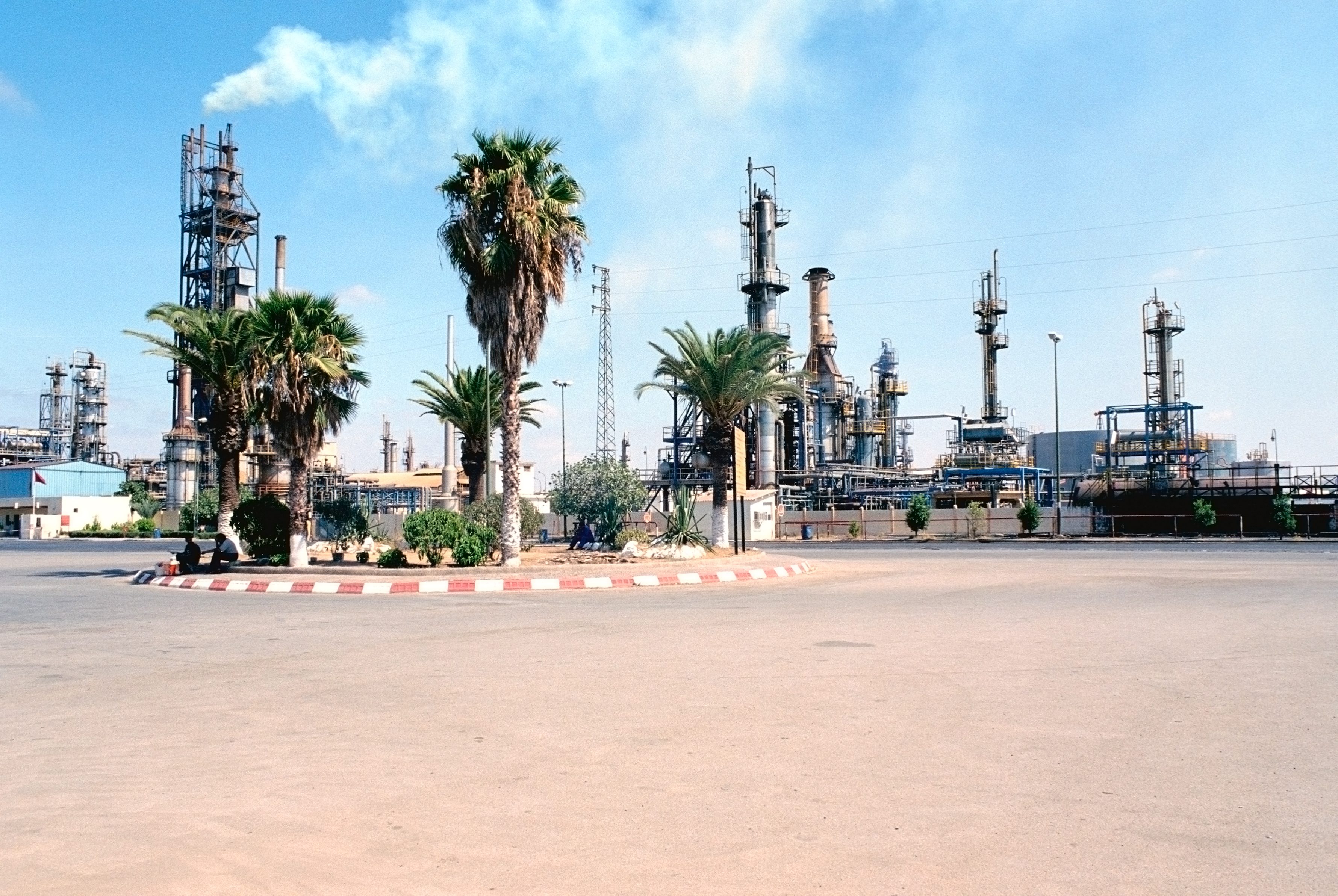 المصفاة البترولية الوحيدة من نوعها بالمغرب، تبلغ طاقتها 200 ألف برميل يومياً / رويترز