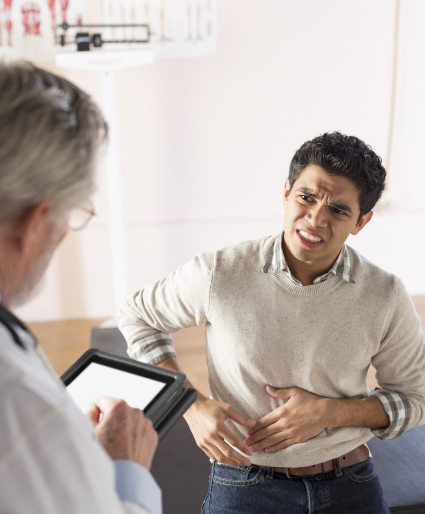 مريض يشتكي من الزائدة الدودية / istock