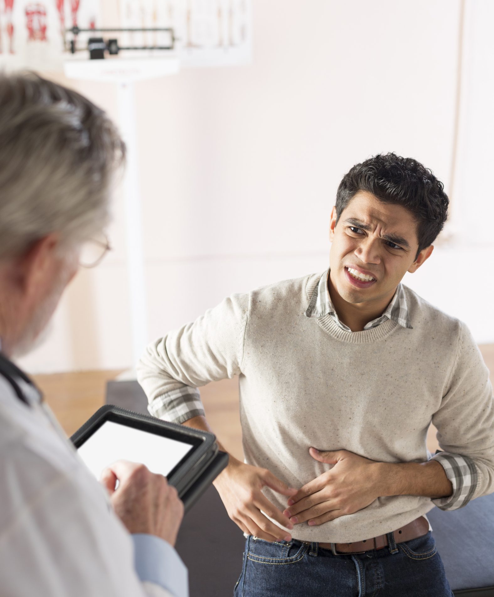 مريض يشتكي من الزائدة الدودية / istock