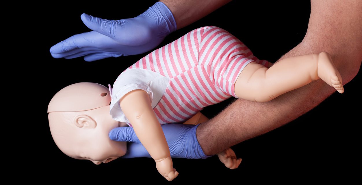 4 دقائق دون تنفس تؤدي إلى تلفٍ دماغي، ثم الوفاة.. تعلَّم كيف تنقذ الطفل من الاختناق
