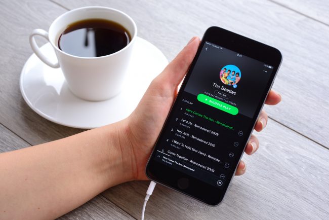 ينافس أنغامي وتطبيقاً يملكه الوليد بن طلال.. Spotify أخيراً في الدول العربية، وهذا ما قاله راغب علامة عنه