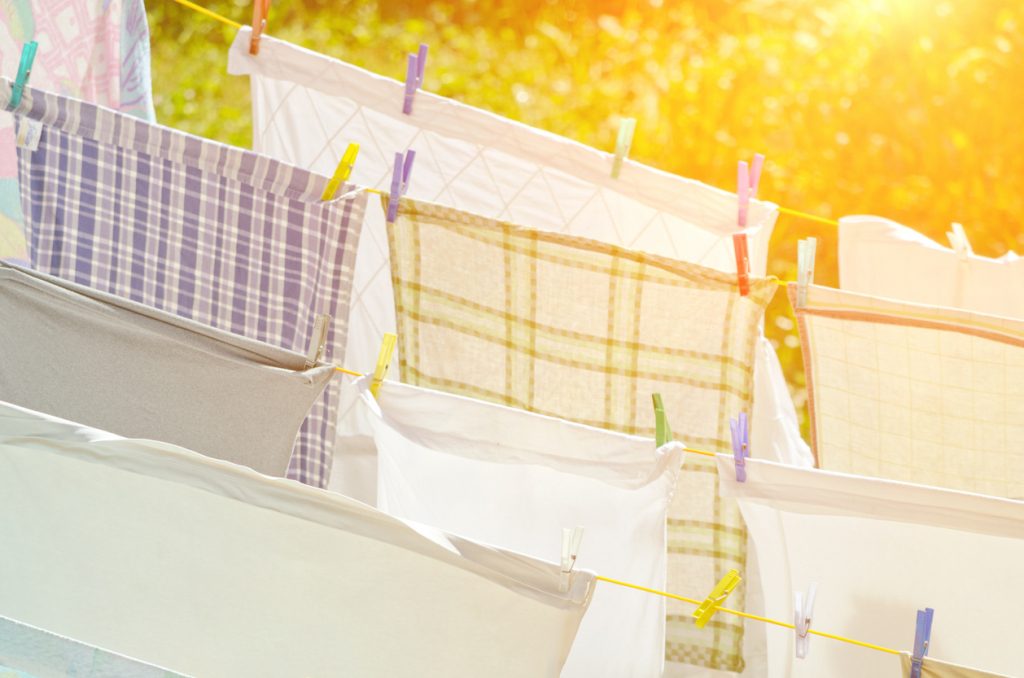 اصفرار الملابس البيضاء والكتب القديمة