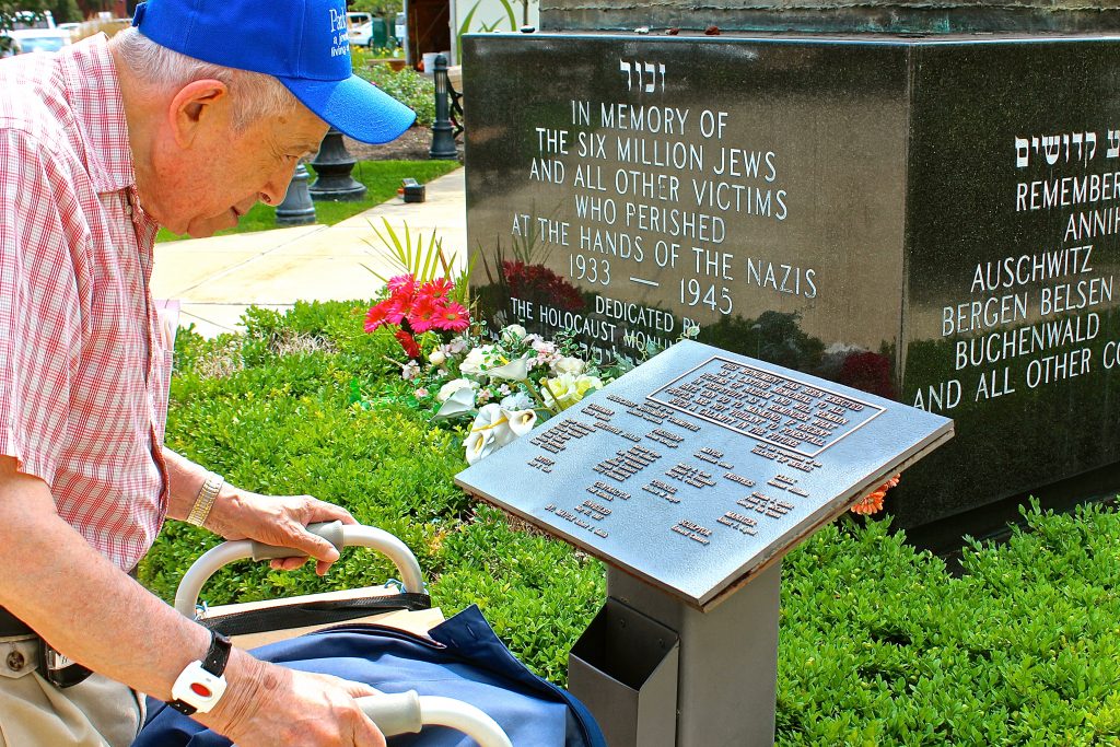 أحد الناجين من معسكرات النازية