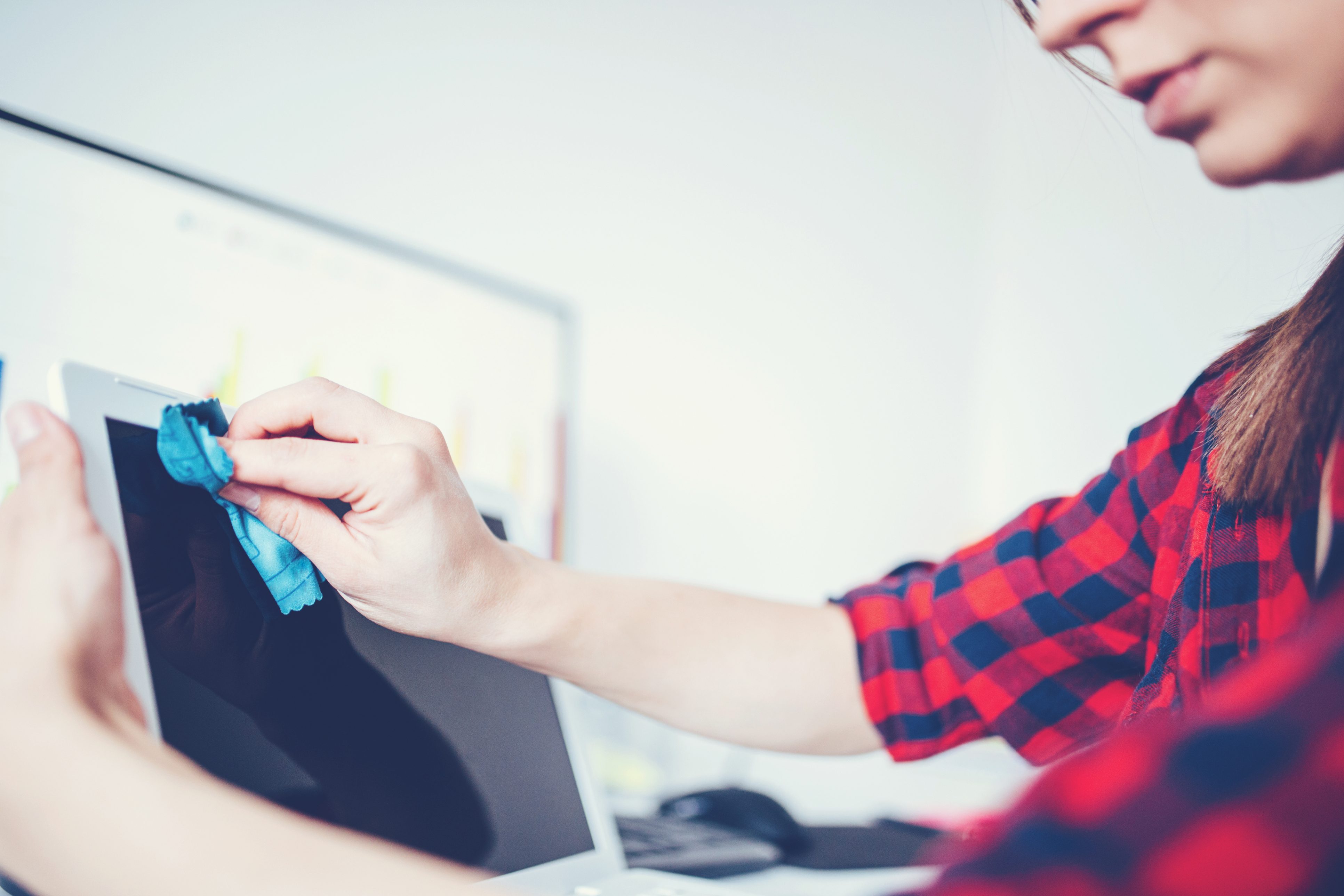 تنظيف الشاشة يحتاج إلى حذر/ISTOCK