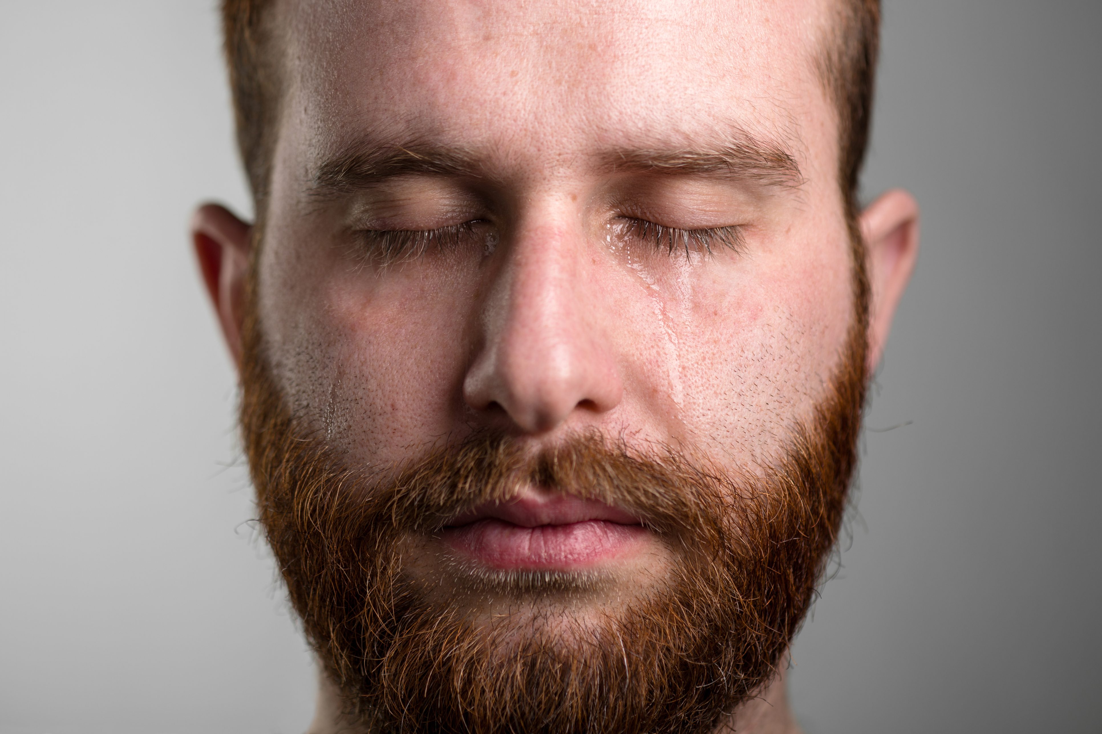 البكاء لا يسيء لصورة الرجل كما يشاع/ISTOCK