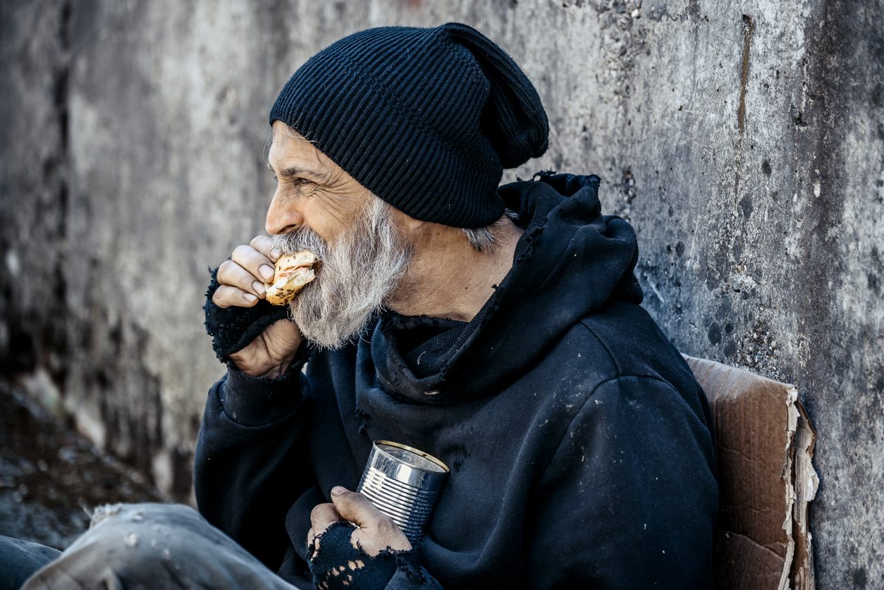 أهلا بالزبائن المشردين والعمال الفقراء في مطعمنا الفاخر..90 مشرداً يتناولون يومياً الطعام فيه