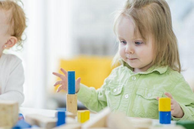 حتى الأطفال الصغار يهتمّون بسمعتهم.. هذا ما يحدث لهم إذا شعروا بالثناء أو الرقابة