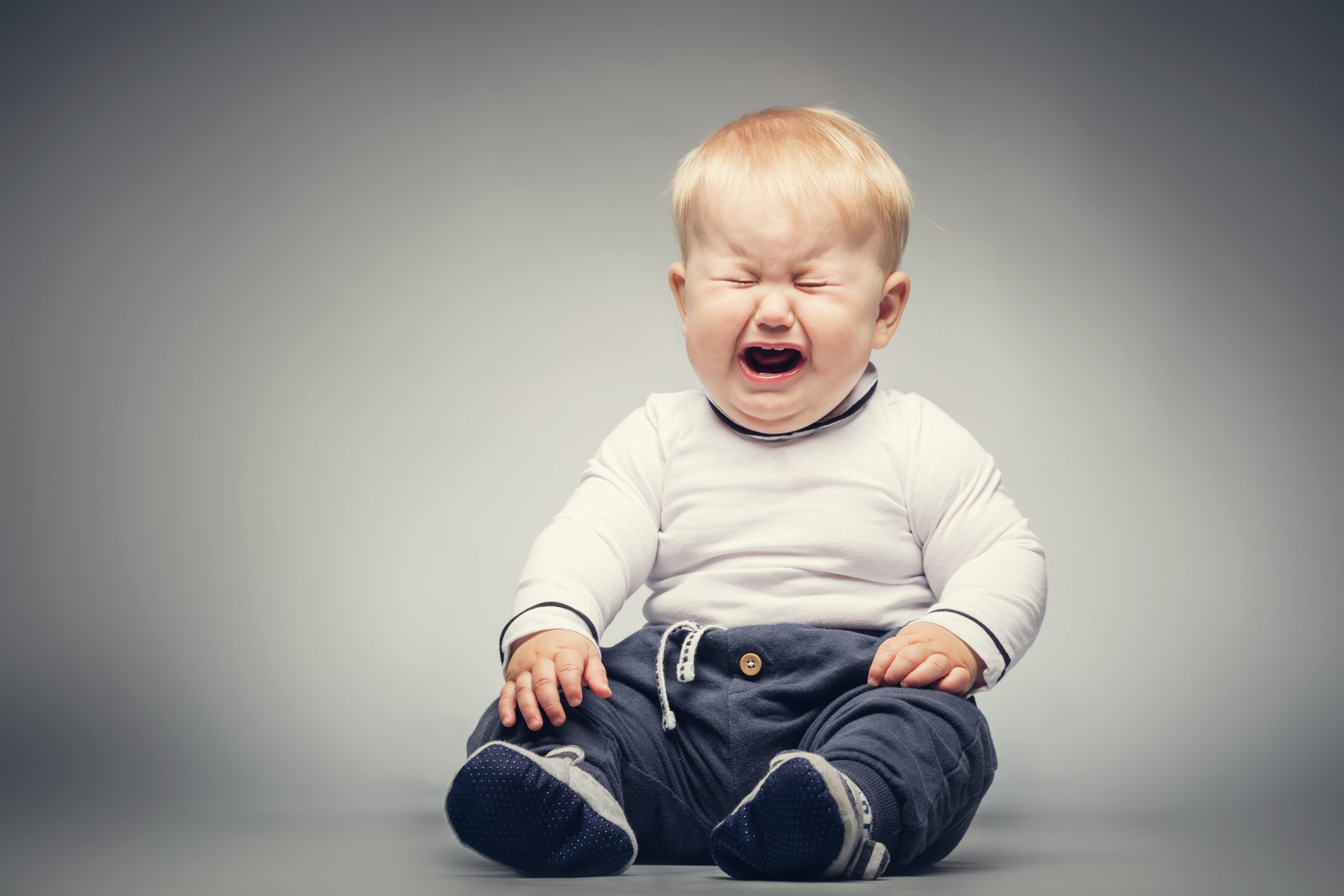 يمثل البكاء حيزاً كبيراً من حياة الأطفال الصغار، وأحياناً وسيلة للتعبير/ISTOCK