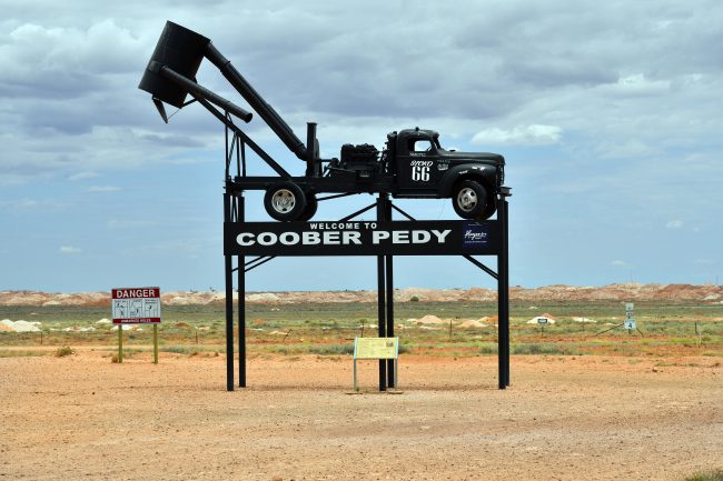 لا تجعل الصحراء الخاوية تخدعك.. بلدة أسترالية يعيش سكانها تحت الأرض، وهذا ما دفعهم لهذه الحياة الغريبة