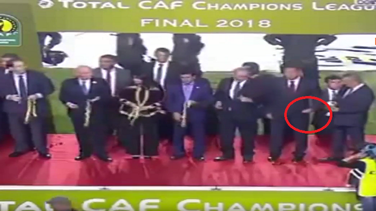 الخطيب يضع ميدالية في جيبه