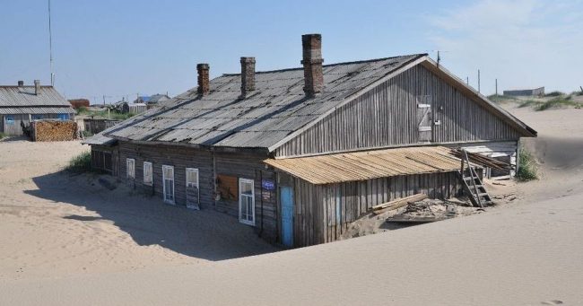 قرية روسية سكانها يكرهون المشي على الأسفلت.. بيوتها مدفونة تحت الرمال بعد تعرضها لموجات غريبة من البحر