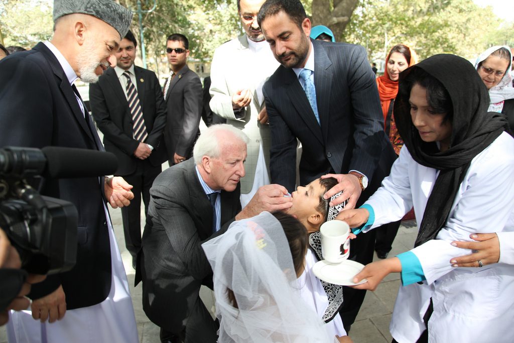 الرئيس الأفغاني السابق حامد قرضاي خلال حملة تطعيم ضد شلل الاطفال