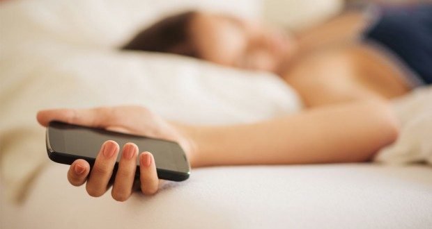 استخدام لهاتف قبل النوم خطر على صحة الإنسان / شبكات اجتماعية