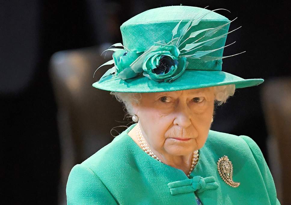 حشرة في صحن الملكة إليزابيث!