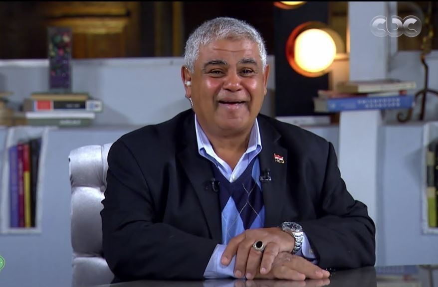 «يايا المصري» شعر بـ «القرف» بعد قُبلة زوجة جيمس كاميرون له، قال لها: «لا تقبِّليني من فمي!».. هذه قصة المصري الشهير في هوليوود