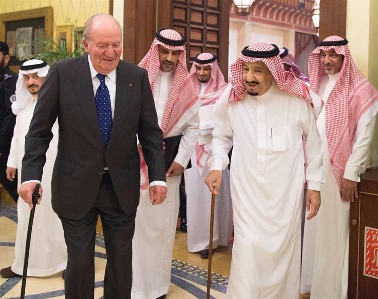 الملك سلمان خلال استقباله ملك إسبانيا السابق خوان كارلوس/مواقع التواصل الاجتماعي