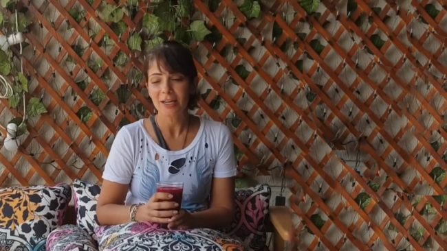 منى زكي تنضم إلى تحدي beetItChallenge وترشح فنانات لخوضه ولكن.. ما هذا المشروب السحري الذي تناولته في ثوان ؟