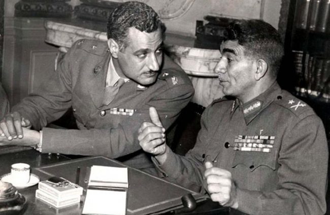 وقع الإخوان في الفخ واقتحم الجيش الحياة المدنية.. محمد نجيب يشرح كيف يفكر الطغاة في “كنتُ رئيساً لمصر”؟