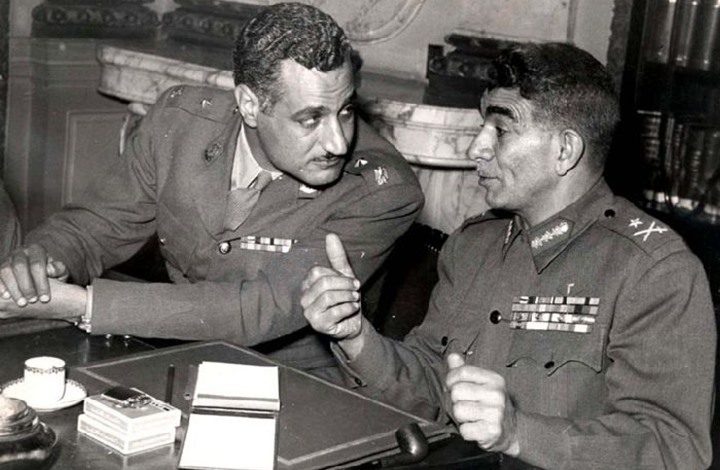 محمد نجيب في نقاش مع جمال عبدالناصر / شبكات اجتماعية