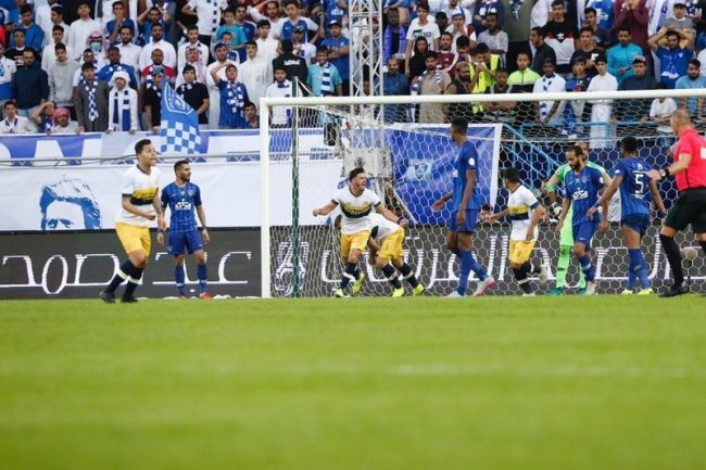توتر غير مسبوق في ديربي الرياض.. جماهير النصر تحطّم المدرجات، وسعود السويلم يصف الهلال بـ«صغير العاصمة»