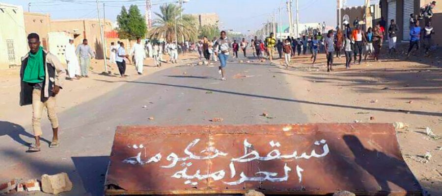 السلطات السودانية تفرق المطالبين بتنحي البشير