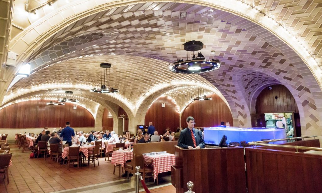 الزبون المحظوظ بنيويورك، طلب وجبة فوجد بداخلها مفاجأة «ثمينة».. هذه تفاصيل الواقعة نادرة الحدوث