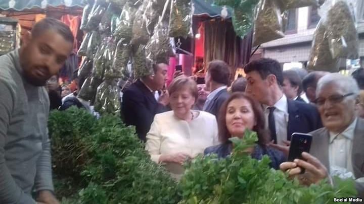 أنجيلا ميركل تتجول في أسواق مراكش وتشتري النعناع