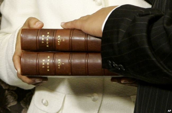 كيث إليسون يضع يده على مصحف جيفرسون خلال أدائه القسم في مجلس النواب في الرابع من يناير 2007